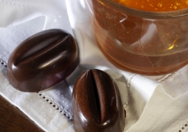 Cioccolatino fondente 72% Trinitario con ripieno al miele di castagno del monte Baldo prodotto dall'apicoltura Liviero di Brenzone